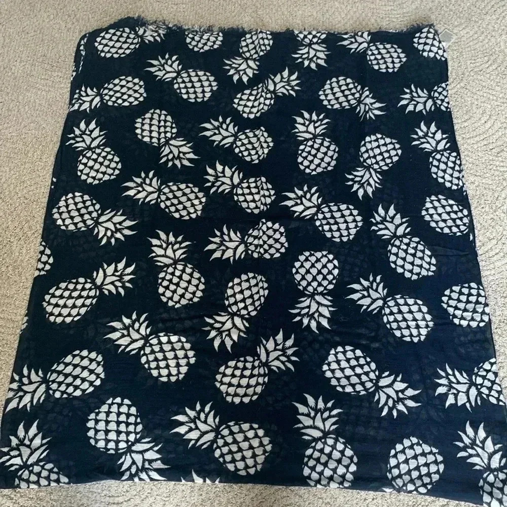 Gap Navy and white pineapple print scarf